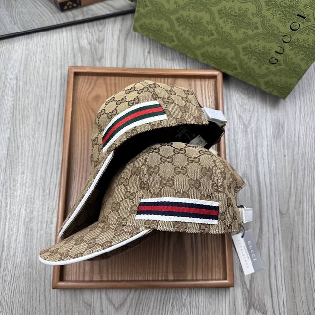 G家。Gg经典织带款 超a品质 最新款！时尚潮流，高端做工！每一个帽子都是用心之作！牛津材质！头层牛皮！配盒子、防尘袋、非一般的品质，细节也很重要。真皮帽钉，真