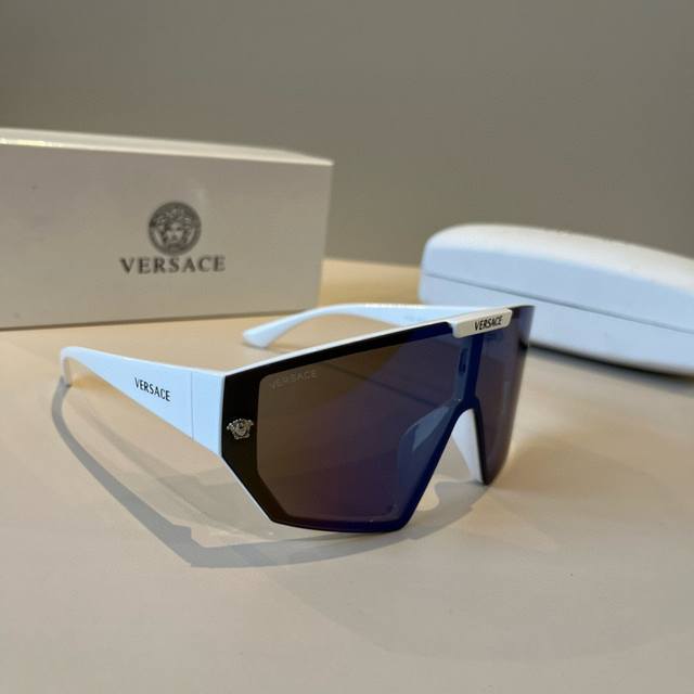 pVersace范思哲欧美风时尚太阳镜，男女款遮阳镜、运动款遮阳墨镜 修饰脸型的好搭档