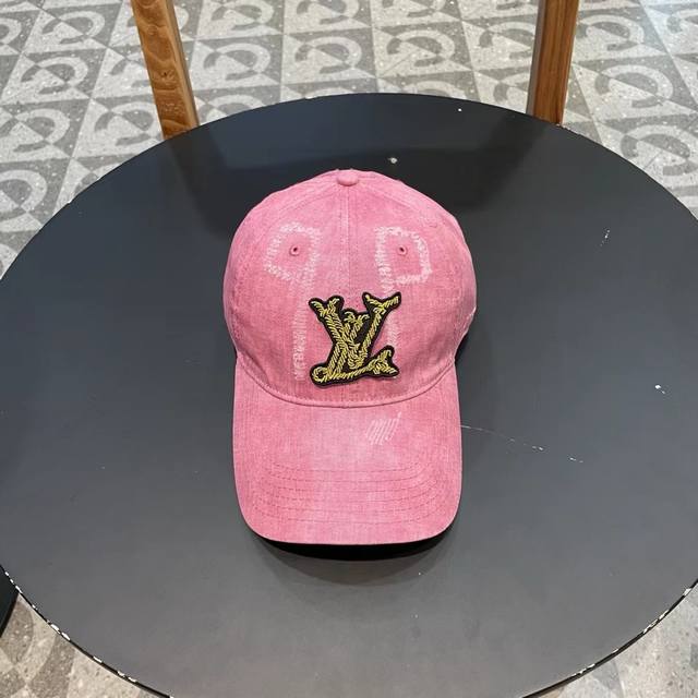 Louis Vuitton new Chanel-style baseball cap, classic boutique style, unisex. Louis Vuitton new Chanel-style baseball cap, classic boutique style, unisex.