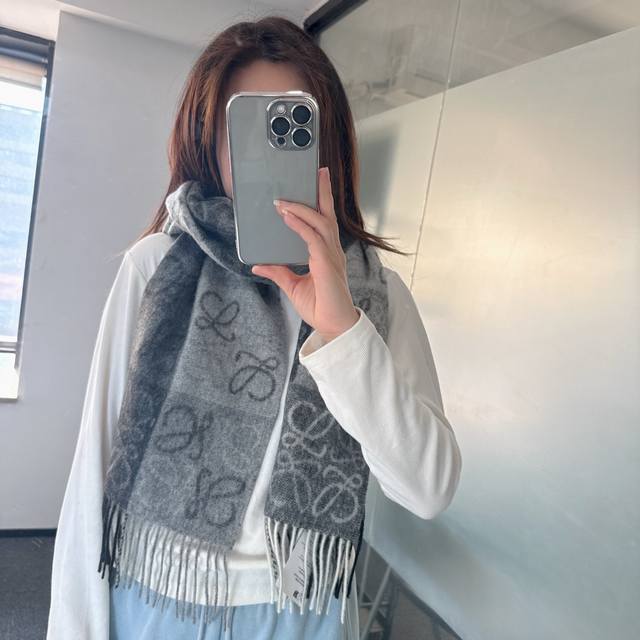 Loewe 罗意威 双色棋盘格长巾 很幸運拿到這個品牌的東西，真的不多見，很少在國內做訂單，款式真的少的可怜羅意威作為西班牙的頂尖奢侈品牌，秉承傳統，技藝，熱誠