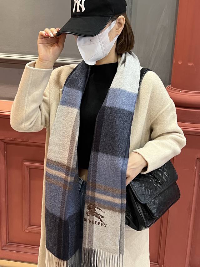 巴宝莉最新男士双色纯羊绒围巾我们的男款围巾且买且珍惜~~男款真的很少，一年也就出几款，都是出口订单所以比较难遇。男人的东西讲究少而精，好看的男款一定要收！这款巴