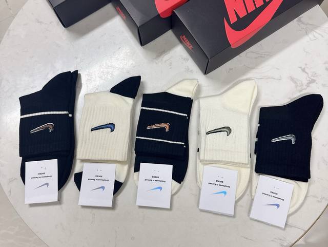 特 Nike 耐克 Just Doit. Logo超级nice火爆全网，绝对是你这个春夏的搭配神器ins今年超火爆超级爆款网红袜子彩绣经典logo，火爆至极精梳