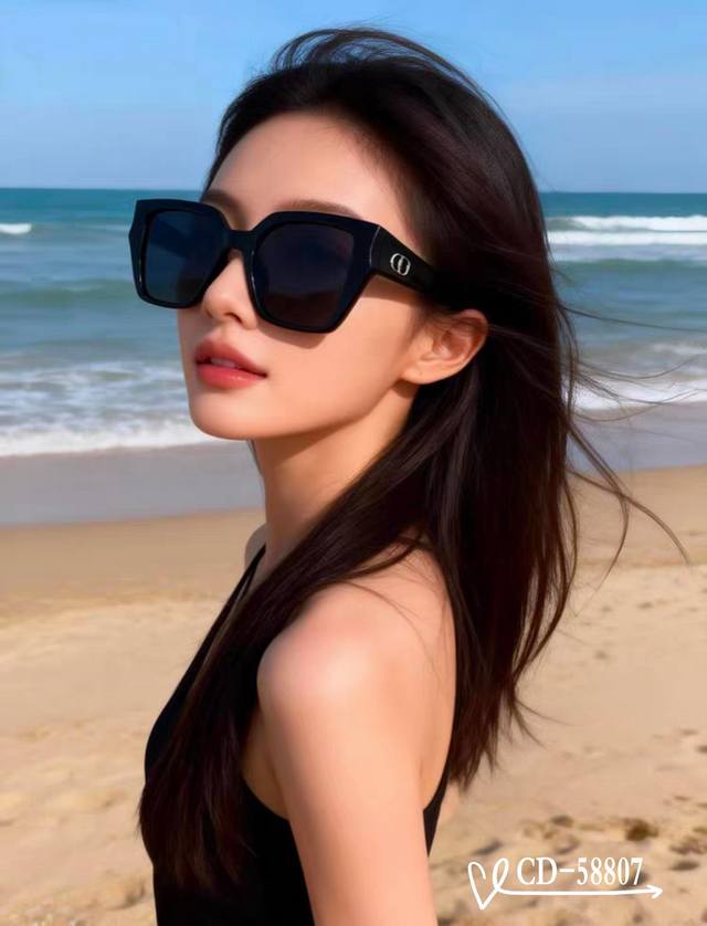 法国迪奥-Dior . 宝丽来树脂偏光镜片 . Tr90镜架轻便佩戴舒适 . Size 58-17-142， . 款太阳镜减轻强光负担，遮挡有害光线防辐射，出行
