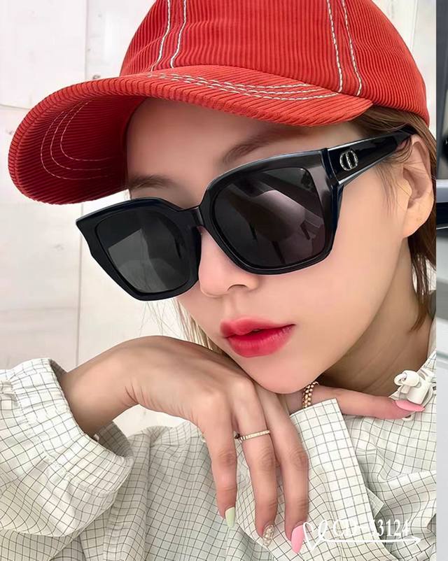 法国迪奥-Dior . 宝丽来树脂偏光镜片 . Tr90镜架轻便佩戴舒适 . Size 58-17-142， . 款太阳镜减轻强光负担，遮挡有害光线防辐射，出行