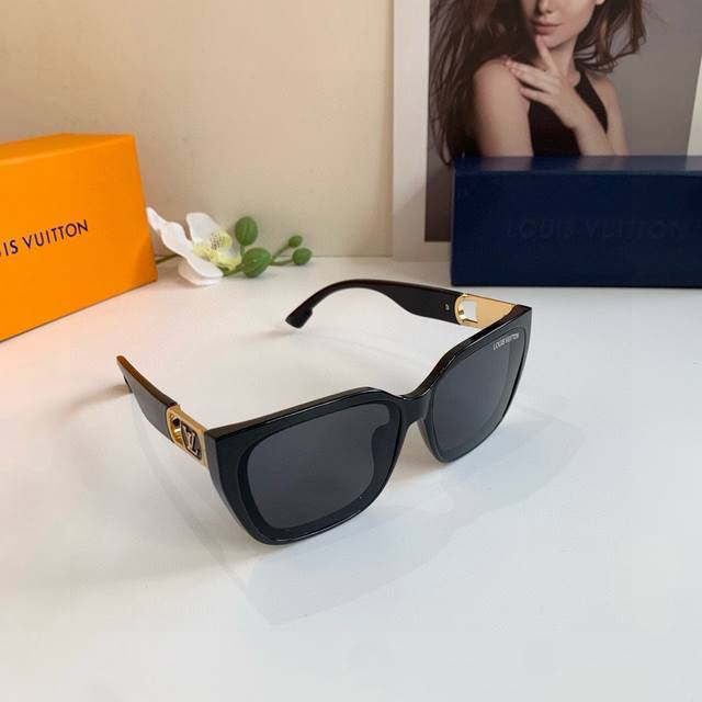 Lv Louis Vuitton's new trendy square-frame sunglasses are versatile, perfect for