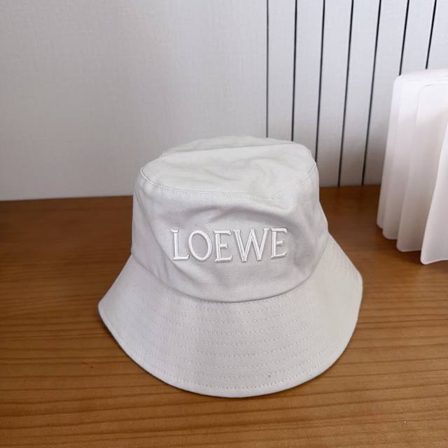 Loewe罗意威26春渔夫们颜值担当，遮阳挡风的四季款，闭眼入不会撞款喔！版型挺阔 面料很好喔
