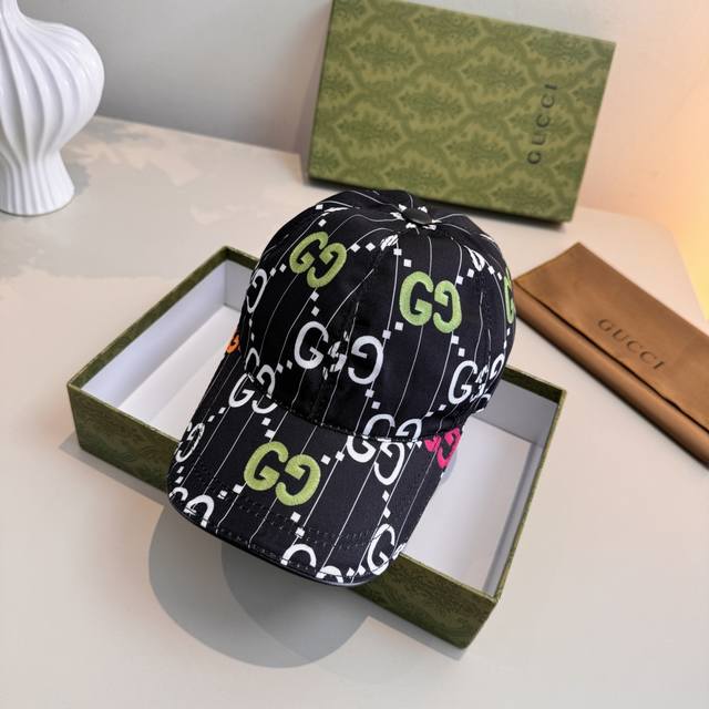 官网新款出货配包装布袋，Gucci古奇最新款原单棒球帽， 七彩大双g，专柜1:1开模订制，完美对花，原版帆布面料+头层牛皮，轻盈透气！基础头围56，贴片可调节。