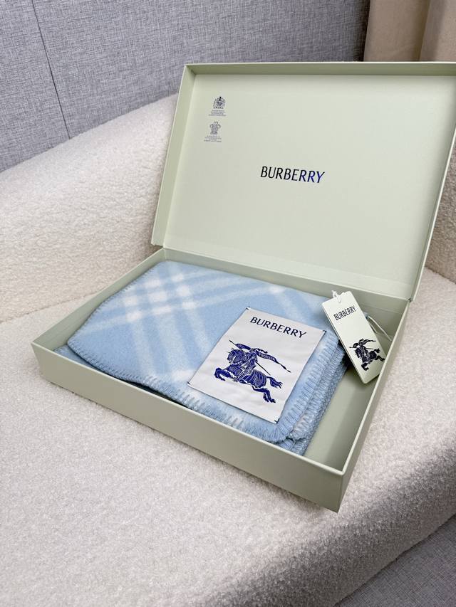 B家。 奶蓝色 低调的奢侈感极品柔美精英高手级别的时髦感围巾这款burberry羊绒羊毛混纺围巾，越看越爱，越看越时髦，越看越喜欢这种工艺和配色一看就知道不是一