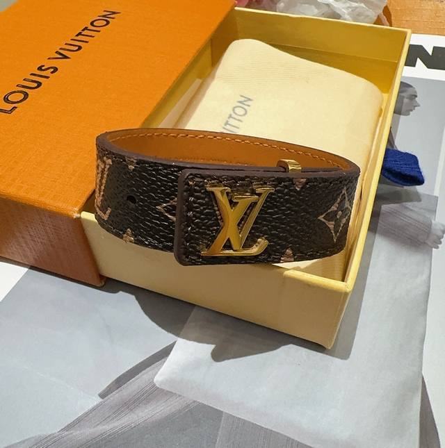 Lv皮绳手环手镯市场最好版本 Lv老花皮绳手链 专柜一致黄铜材质 火爆款出货 设计独特 复古前卫 男女通用款