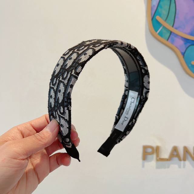 配包装 Dior 迪奥 新款宽边高级感大牌发箍, 网红爆款带齿防滑老花头箍、让你的魅力绽放 清新淑女范让时尚更简单。