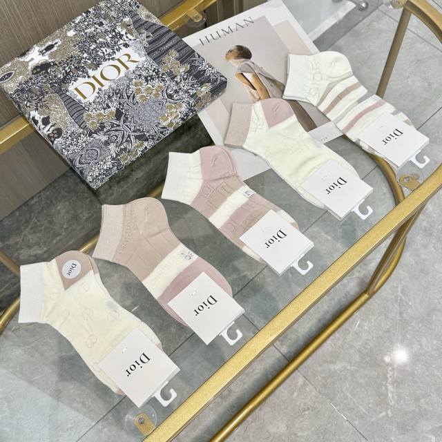 配包装 一盒五双 Dior 迪奥ins超火爆小单品，Vintage必备单品竹棉短袜潮人必备 爆款，复古纹身短袜经典logo字母短袜，个性时尚百搭款，你值得拥有哦
