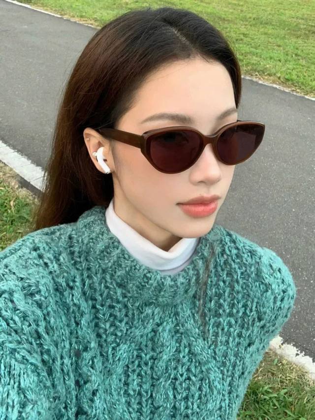 巴黎世家开春新款一体镜 小框太阳镜男女同款 爆款大框尼龙太阳镜 超逼格超酷 镜腿品牌设计感强 Nice~~~ 型号bl8602