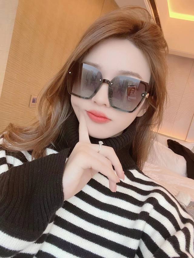 新款gucci偏光太阳镜 开车驾驶镜时尚墨镜世界顶级奢华品牌，品质保证！经典款, 明星热爱有史以来最畅销的品牌眼镜、型号：G2200