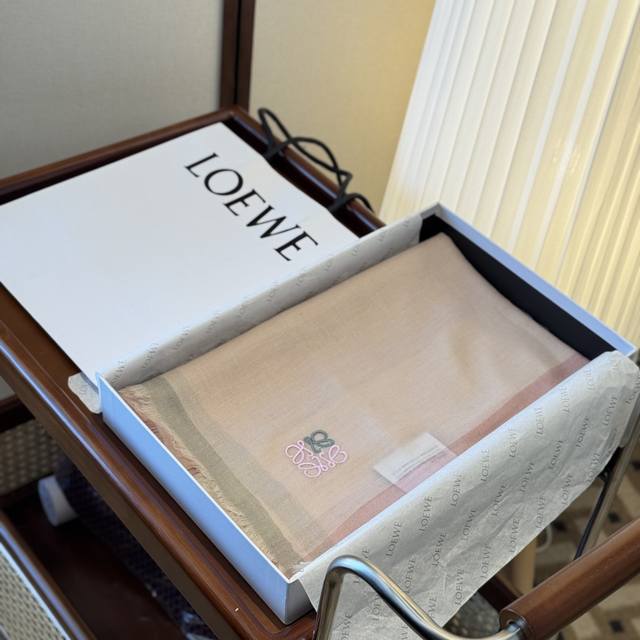 罗意威极品原单高尖端产物重磅呈现 ，绝无仅有 史无前例 100%纯山羊绒 手感好到爆绝对又是一款手慢无 工艺上采用的是进口300支纯羊绒结合彩边点缀，非常显档次