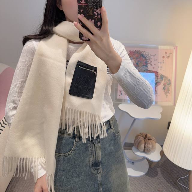 上新！Loewe 罗意威难得一见的温柔配色，低调又不失优雅 重点推荐双面配色，一条围巾两种风格搭配，高级舒适时髦气质，名小众，却大牌范十足，超级安利loewe这