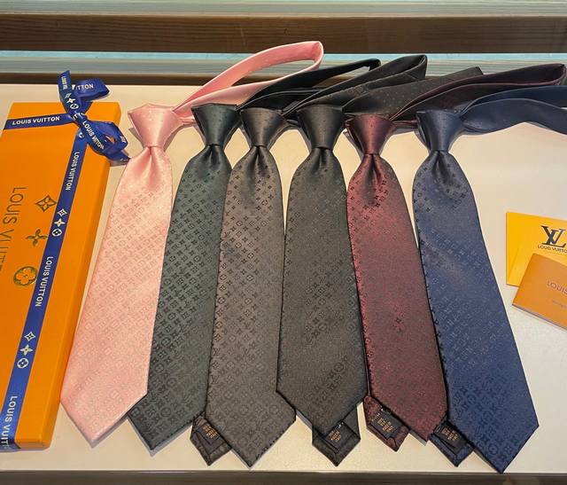 特 Lv字母渐变领带 ，路易威登经典领带男士必备单品超时尚！高端品质 版型面料都达到品牌标准，，难得的好款，不挑人，上身效果大牌范儿十足 怎么穿都帅到爆 真丝面