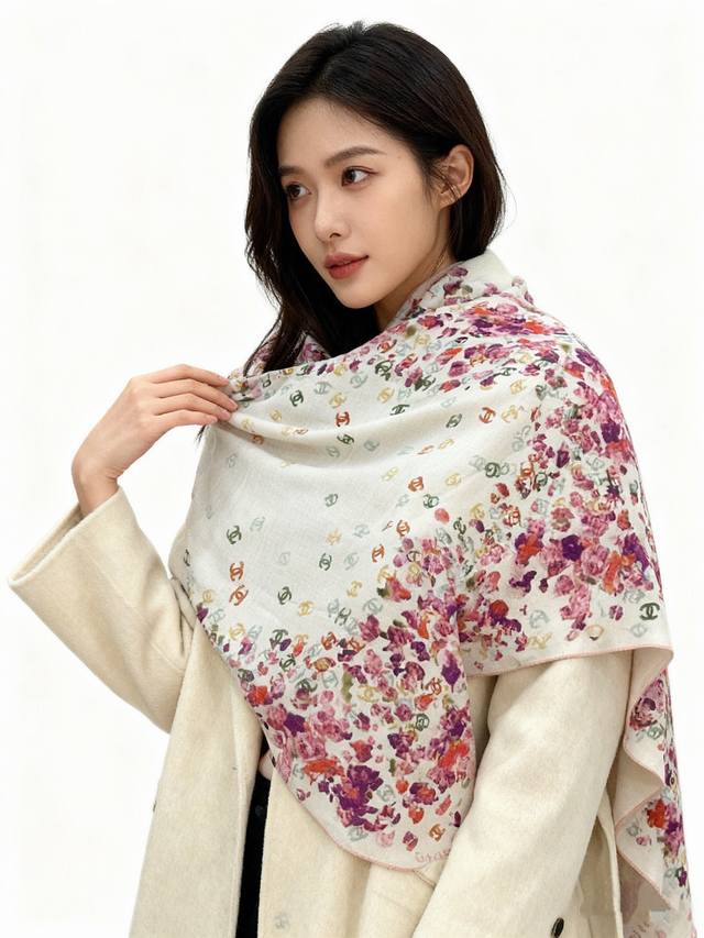 春日碎花25p Chanel 140丝绒双面披肩25新款碎花花披肩超级有氛围感135*135Cm的大尺寸配色太好看了超多用法30%真丝70%羊绒值得入手～～～