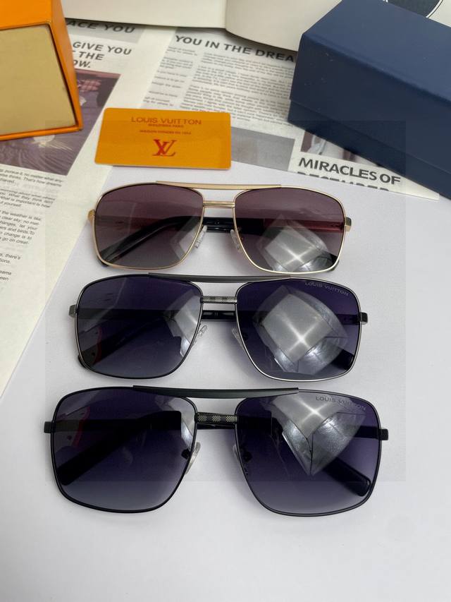 新款品牌：路易威登lv 原单品质男女同款偏光太阳镜 材质：高清宝丽来偏光镜片、进口合金印字logo镜腿。小框精致太阳镜看细节就知道大师手工制作设计，做工精致，高