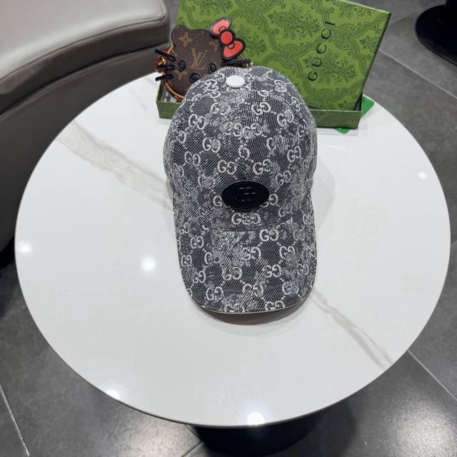 Gucci 古奇 新款原单棒球帽， 艺术字刺绣，1:1开模订制，重工刺绣，细节可媲美专柜，原版帆布料+头层牛皮，纯棉内里，质量超赞！帅男靓女首选，时尚百搭。基础