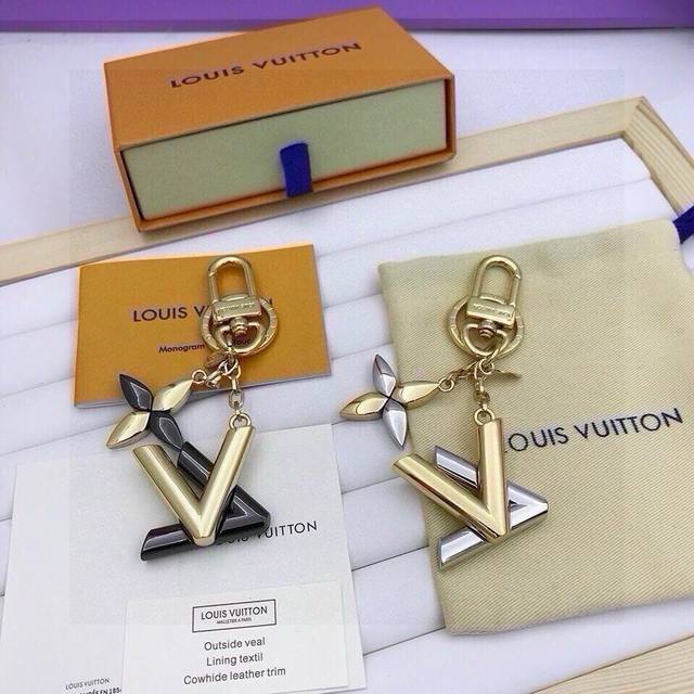 元配图片原版包装louis Vuitton官网m68197 Twist包饰与钥匙扣。此款twist包饰拥有风格活泼而生动的twist标识。极为时髦的设计元素，灵