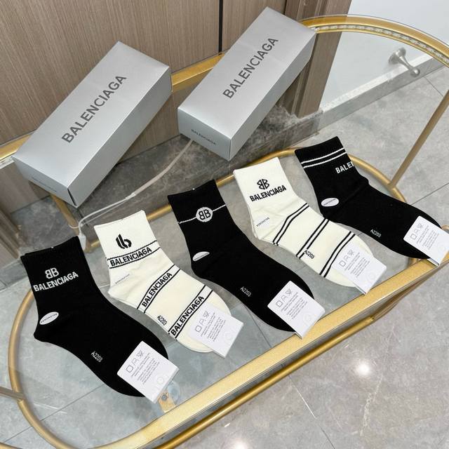 配包装 一盒五双 Balenciaga 巴黎世家 高品质好看到爆炸欧美大牌中筒袜男女款潮人必不能少的专柜代购品质中筒袜子 ，搭配起来超高逼格 时髦度爆表啊啊啊啊