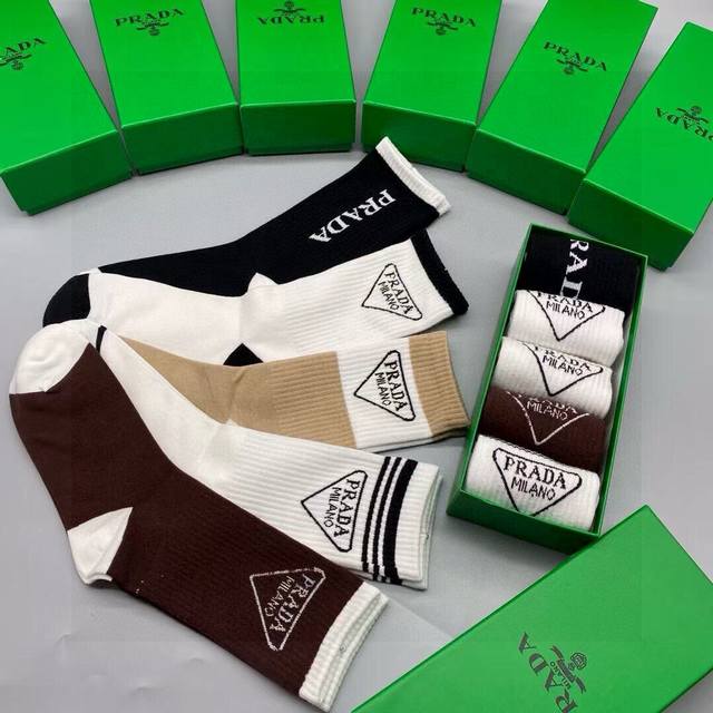 特 prada 普拉达新品长筒袜子 一盒五双 纯棉材质织造，提花经典标志，柔软舒适，大牌出街，潮人必备超好搭