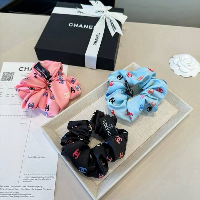 单个 Chanel香奈儿发圈，绸缎面料，蓝 粉 黑