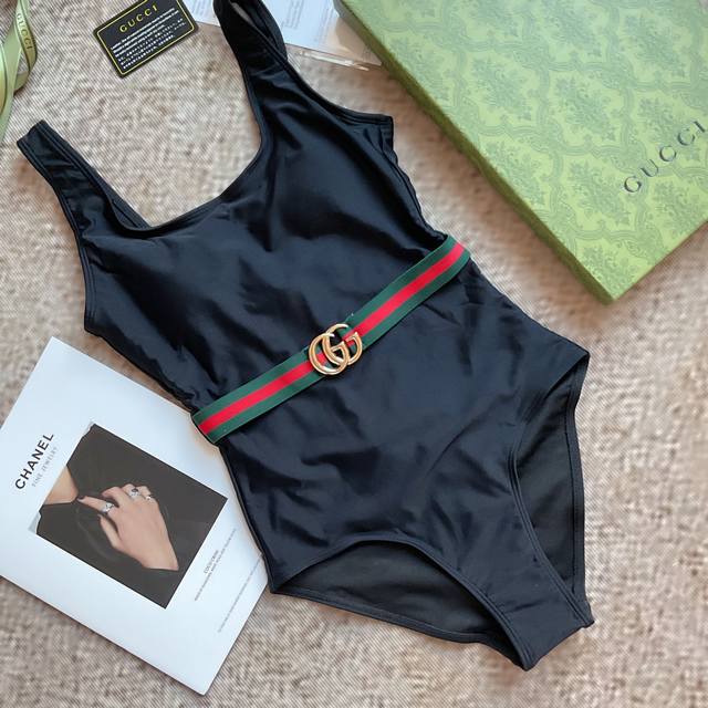 香古奇连体泳衣！采用柔软贴身面料，贴合身形，超显曲线！速干弹性更加贴肤！适合多种场合穿搭，性感高级！搭配简约配饰或防晒衣，轻松get高级度假风码数sml