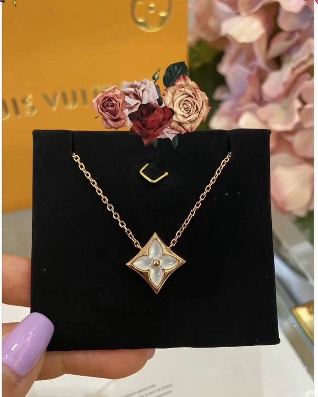 Louis Vuitton monogram white mother-of-pearl necklace in gold.