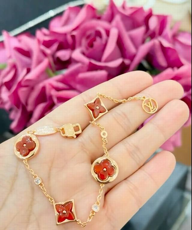 Louis Vuitton Color Blossom series carnelian four-flower bracelet in gold.