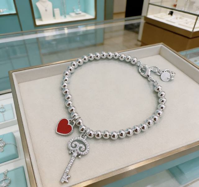 Tiffany & Co. boutique-quality silver bracelet, celebrity-endorsed retro distres