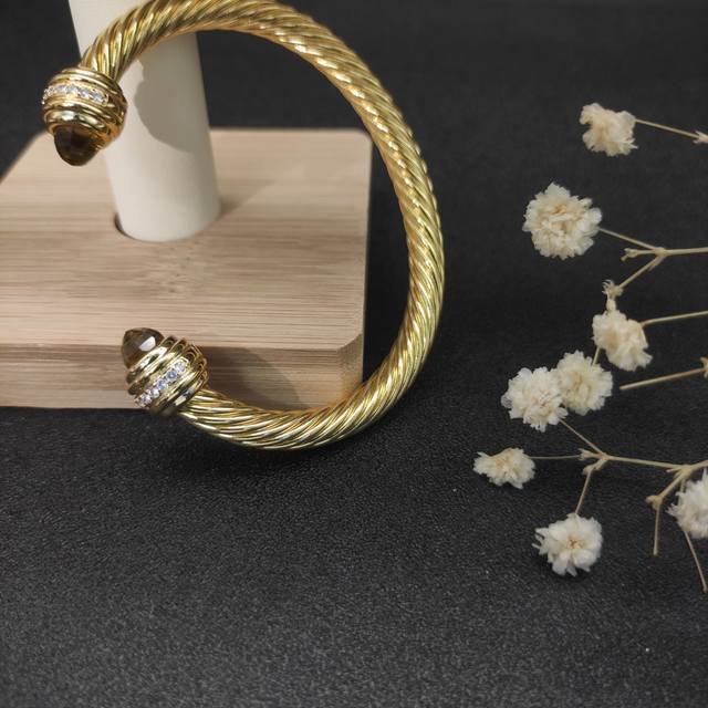 David Yurman 7mm gold-tone bangle with brown diamond accents. Recommended wrist