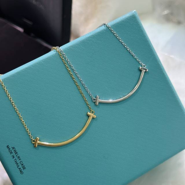 Exquisitely crafted Tiffany medium-sized smiley face necklace. A classic smiley
