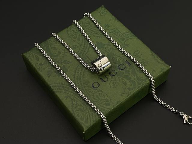 Gucci Double G Cylindrical Necklace: Pure and mysterious, unique craftsmanship,