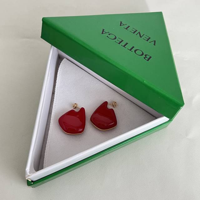 earrings have a fantastic metallic feel and are absolutely stunning. The overall