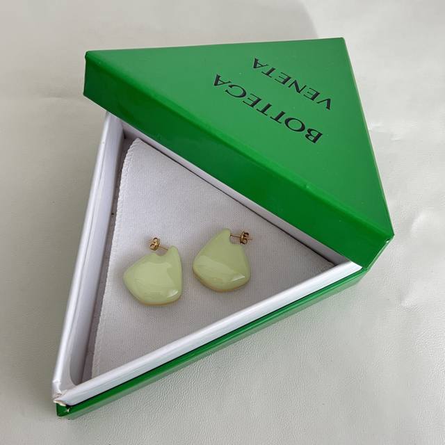 earrings have a fantastic metallic feel and are absolutely stunning. The overall