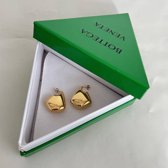Bottega Veneta Bv earrings are absolutely stunning, with a fantastic metallic fe