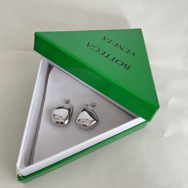 Bottega Veneta Bv earrings are absolutely stunning, with a fantastic metallic fe