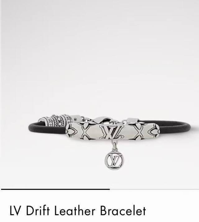 This LV Whisper leather bracelet features a subtle embossed effect with monogram
