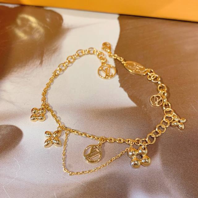 Bracelet (lsl0003) and Necklace (lxl0001) from Vuitt. This Vuitt floral bracelet