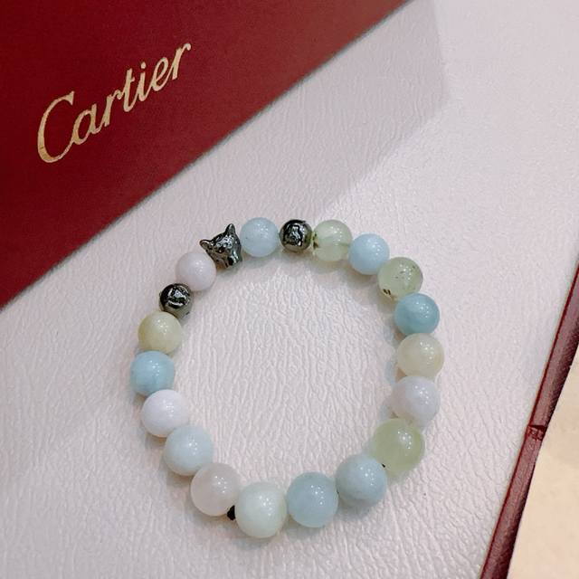 is in perfect condition, with impeccable details. The unique color is flawless, is in perfect condition, with impeccable details. The unique color is flawless,