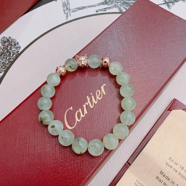 is in perfect condition, with impeccable details. The unique color is flawless, is in perfect condition, with impeccable details. The unique color is flawless,