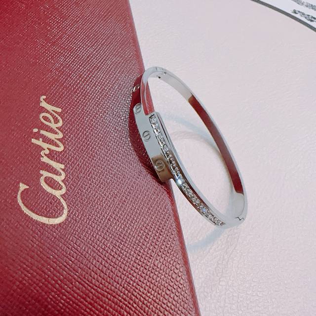 in V-gold is in perfect condition with impeccable details. The unique color is f in V-gold is in perfect condition with impeccable details. The unique color is f
