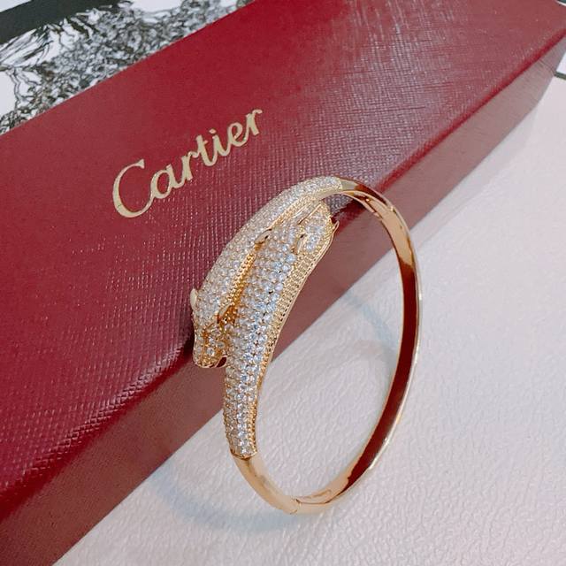 in V-gold is in perfect condition with impeccable details. The unique color is f in V-gold is in perfect condition with impeccable details. The unique color is f
