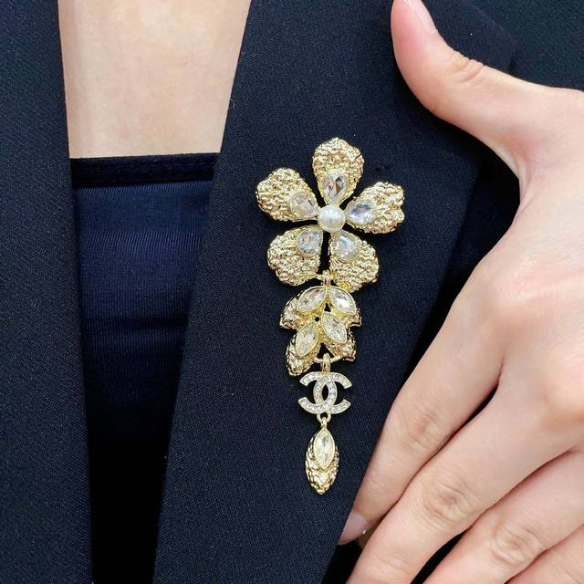 Chanel's latest brooches are now available at boutiques. Brooches are the most u