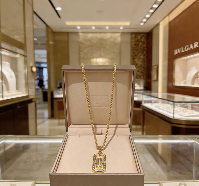 Bulgari necklace in V gold. From the Bulgari Divas' Dream collection, this neckl Bulgari necklace in V gold. From the Bulgari Divas' Dream collection, this neckl
