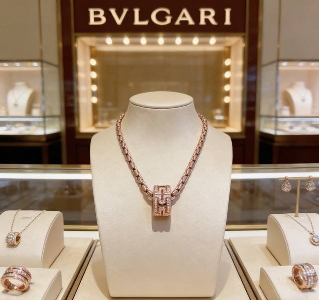 Bulgari necklace in V gold. From the Bulgari Divas' Dream collection, this neckl Bulgari necklace in V gold. From the Bulgari Divas' Dream collection, this neckl