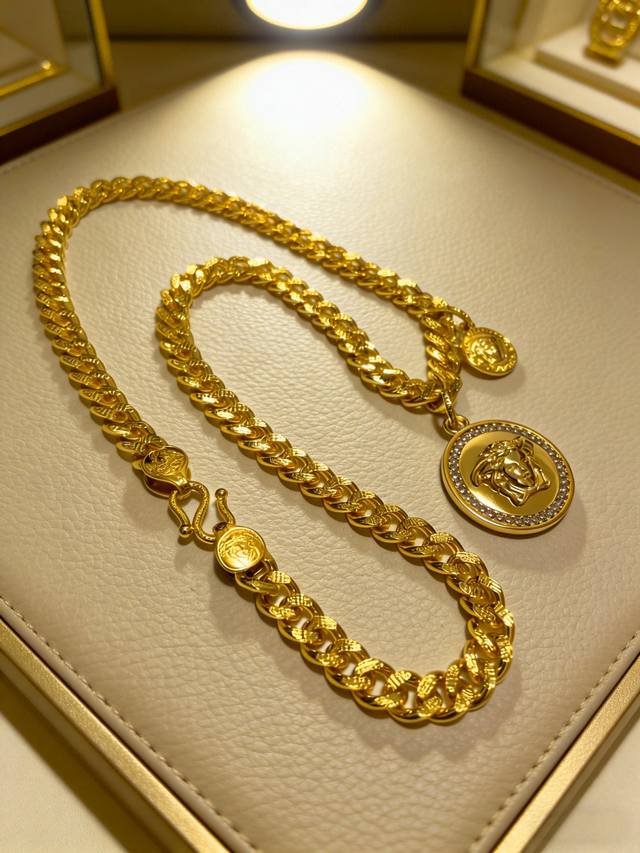 High-quality Versace necklace with Medusa head design, original quality, new sty