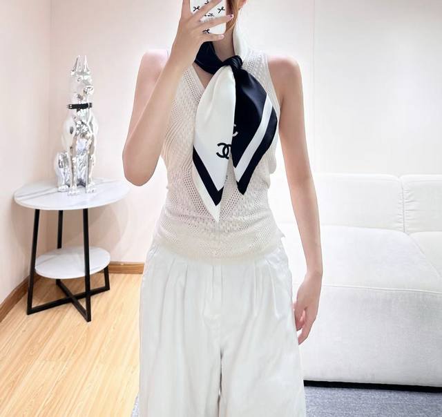 230。爆款现货！2026春夏 方形围巾 真丝斜纹布 黑与乳白 18姆米双面印花，100％桑蚕丝。手工卷边！尺寸90X90 马修.布拉齐将自己的首个系列作品构思