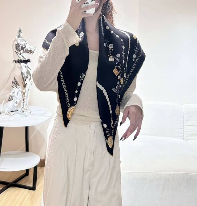 230 Chanel ~26新品～90双面真丝 珍珠、香水瓶与四叶草的完美搭配 适合各种场合搭配使用 黑白两色经典优雅 真的绝绝子～强推 成份：100%桑蚕丝